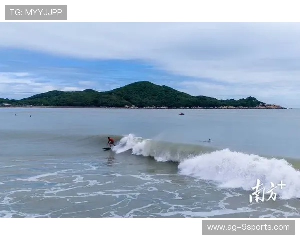 冲浪相机掉水却拍到完美浪形，选手靠回放自学